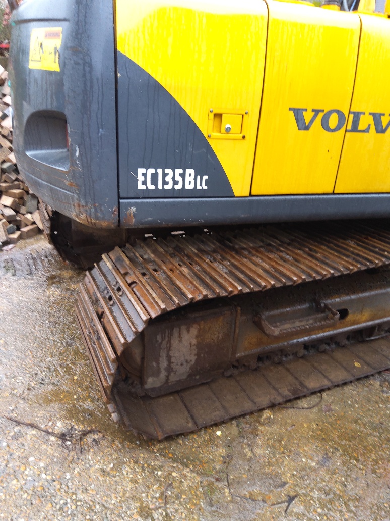 /photos/78434476620191127_Volvo 135 5   .jpg